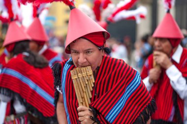 Candelaria festivali ve tipik kostümlerle halk dansları, Lima Peru