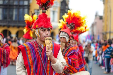 Candelaria festivali ve tipik kostümlerle halk dansları, Lima Peru