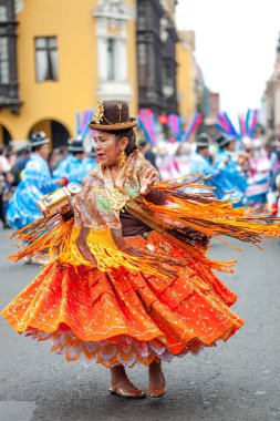 Candelaria festivali ve tipik kostümlerle halk dansları, Lima Peru