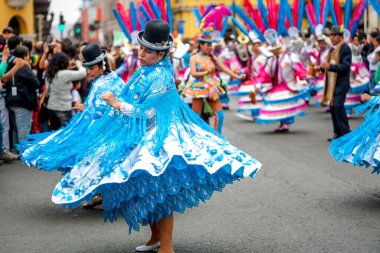 Candelaria festivali ve tipik kostümlerle halk dansları, Lima Peru