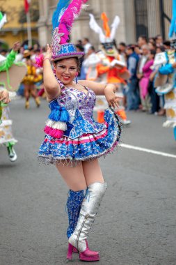 Candelaria festivali ve tipik kostümlerle halk dansları, Lima Peru