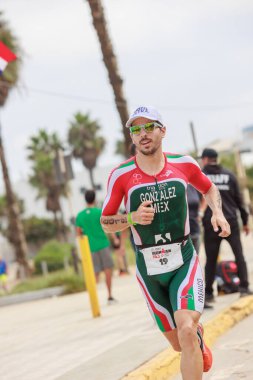 İRONMAN 70.3 Peru, Sporcular yarışıyor. 23 Nisan 2023 - LIMA, Peru