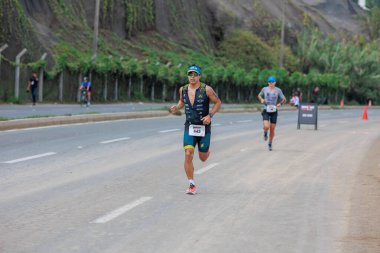 İRONMAN 70.3 Peru, Sporcular yarışıyor. 23 Nisan 2023 - LIMA, Peru