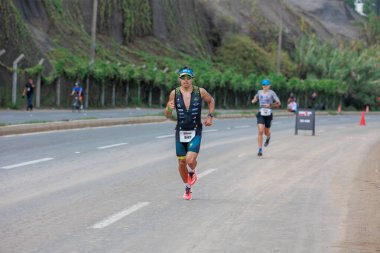 İRONMAN 70.3 Peru, Sporcular yarışıyor. 23 Nisan 2023 - LIMA, Peru