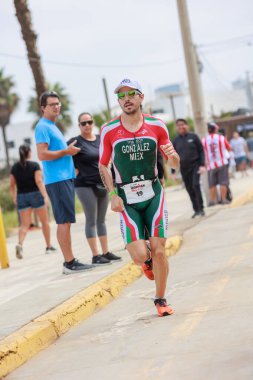 İRONMAN 70.3 Peru, Sporcular yarışıyor. 23 Nisan 2023 - LIMA, Peru