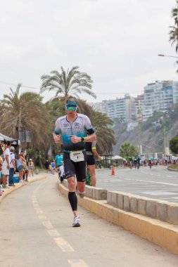 İRONMAN 70.3 Peru, Sporcular yarışıyor. 23 Nisan 2023 - LIMA, Peru