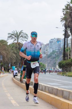 İRONMAN 70.3 Peru, Sporcular yarışıyor. 23 Nisan 2023 - LIMA, Peru