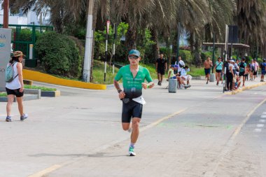 İRONMAN 70.3 Peru, Sporcular yarışıyor. 23 Nisan 2023 - LIMA, Peru