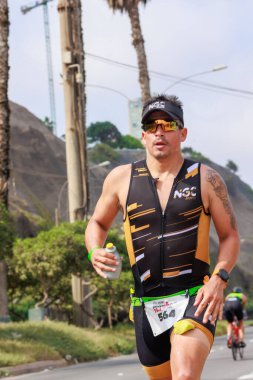 İRONMAN 70.3 Peru, Sporcular yarışıyor. 23 Nisan 2023 - LIMA, Peru