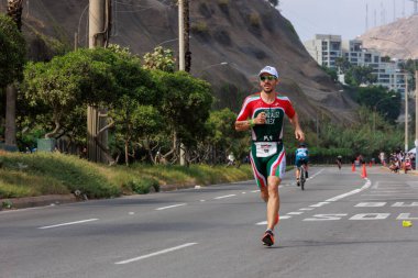 İRONMAN 70.3 Peru, Sporcular yarışıyor. 23 Nisan 2023 - LIMA, Peru