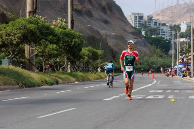 İRONMAN 70.3 Peru, Sporcular yarışıyor. 23 Nisan 2023 - LIMA, Peru