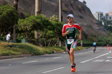 İRONMAN 70.3 Peru, Sporcular yarışıyor. 23 Nisan 2023 - LIMA, Peru