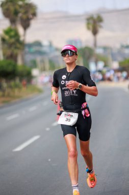 İRONMAN 70.3 Peru, Sporcular yarışıyor. 23 Nisan 2023 - LIMA, Peru