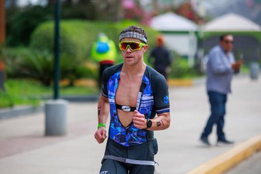 İRONMAN 70.3 Peru, Sporcular yarışıyor. 23 Nisan 2023 - LIMA, Peru