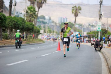 İRONMAN 70.3 Peru, Sporcular yarışıyor. 23 Nisan 2023 - LIMA, Peru