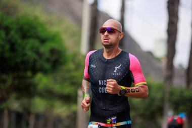 İRONMAN 70.3 Peru, Sporcular yarışıyor. 23 Nisan 2023 - LIMA, Peru