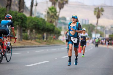 İRONMAN 70.3 Peru, Sporcular yarışıyor. 23 Nisan 2023 - LIMA, Peru