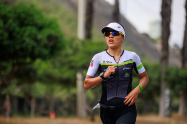 İRONMAN 70.3 Peru, Sporcular yarışıyor. 23 Nisan 2023 - LIMA, Peru