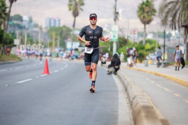 İRONMAN 70.3 Peru, Sporcular yarışıyor. 23 Nisan 2023 - LIMA, Peru