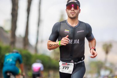 İRONMAN 70.3 Peru, Sporcular yarışıyor. 23 Nisan 2023 - LIMA, Peru