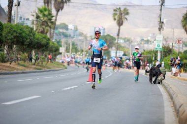 İRONMAN 70.3 Peru, Sporcular yarışıyor. 23 Nisan 2023 - LIMA, Peru