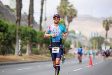 İRONMAN 70.3 Peru, Sporcular yarışıyor. 23 Nisan 2023 - LIMA, Peru