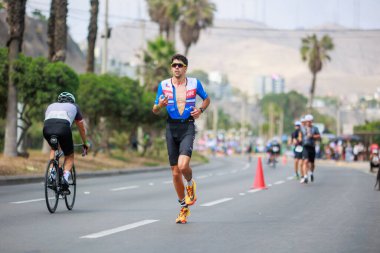 İRONMAN 70.3 Peru, Sporcular yarışıyor. 23 Nisan 2023 - LIMA, Peru