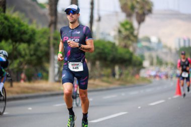 İRONMAN 70.3 Peru, Sporcular yarışıyor. 23 Nisan 2023 - LIMA, Peru