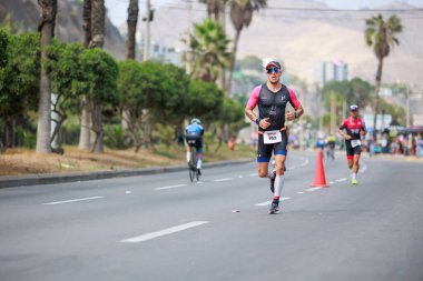 İRONMAN 70.3 Peru, Sporcular yarışıyor. 23 Nisan 2023 - LIMA, Peru