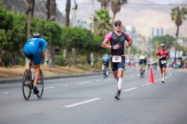 İRONMAN 70.3 Peru, Sporcular yarışıyor. 23 Nisan 2023 - LIMA, Peru