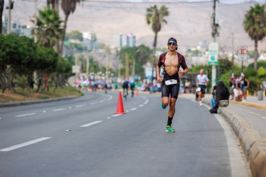 İRONMAN 70.3 Peru, Sporcular yarışıyor. 23 Nisan 2023 - LIMA, Peru