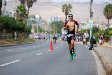 İRONMAN 70.3 Peru, Sporcular yarışıyor. 23 Nisan 2023 - LIMA, Peru