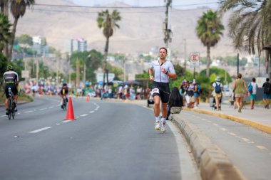 İRONMAN 70.3 Peru, Sporcular yarışıyor. 23 Nisan 2023 - LIMA, Peru