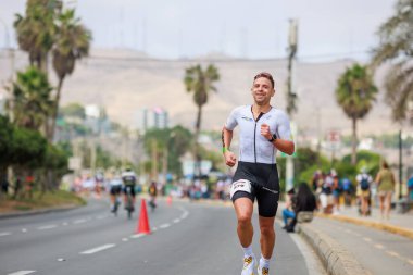 İRONMAN 70.3 Peru, Sporcular yarışıyor. 23 Nisan 2023 - LIMA, Peru