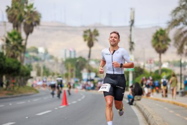 İRONMAN 70.3 Peru, Sporcular yarışıyor. 23 Nisan 2023 - LIMA, Peru