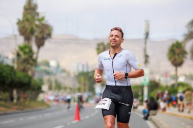 İRONMAN 70.3 Peru, Sporcular yarışıyor. 23 Nisan 2023 - LIMA, Peru