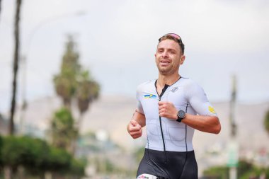 İRONMAN 70.3 Peru, Sporcular yarışıyor. 23 Nisan 2023 - LIMA, Peru