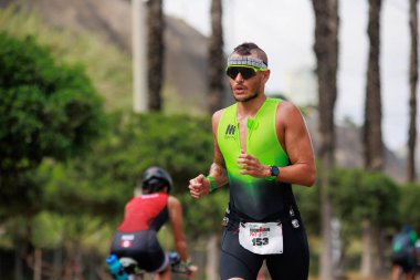 İRONMAN 70.3 Peru, Sporcular yarışıyor. 23 Nisan 2023 - LIMA, Peru