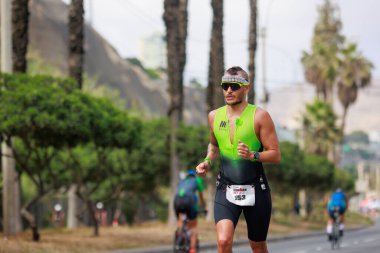 İRONMAN 70.3 Peru, Sporcular yarışıyor. 23 Nisan 2023 - LIMA, Peru