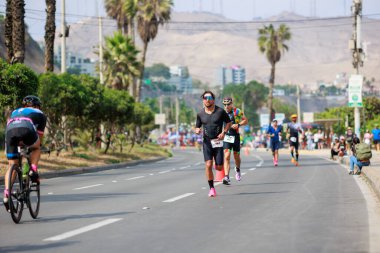 İRONMAN 70.3 Peru, Sporcular yarışıyor. 23 Nisan 2023 - LIMA, Peru