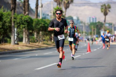İRONMAN 70.3 Peru, Sporcular yarışıyor. 23 Nisan 2023 - LIMA, Peru