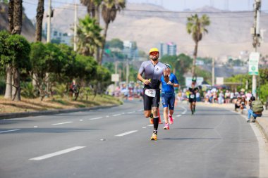 İRONMAN 70.3 Peru, Sporcular yarışıyor. 23 Nisan 2023 - LIMA, Peru