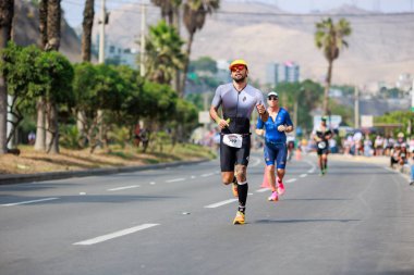 İRONMAN 70.3 Peru, Sporcular yarışıyor. 23 Nisan 2023 - LIMA, Peru