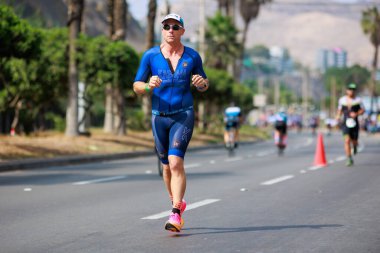 İRONMAN 70.3 Peru, Sporcular yarışıyor. 23 Nisan 2023 - LIMA, Peru
