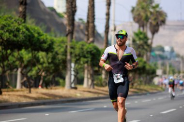 İRONMAN 70.3 Peru, Sporcular yarışıyor. 23 Nisan 2023 - LIMA, Peru