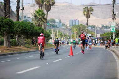 İRONMAN 70.3 Peru, Sporcular yarışıyor. 23 Nisan 2023 - LIMA, Peru