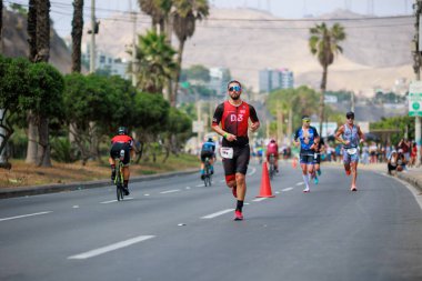 İRONMAN 70.3 Peru, Sporcular yarışıyor. 23 Nisan 2023 - LIMA, Peru