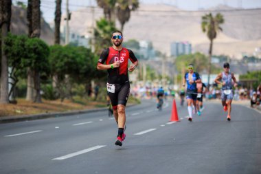 İRONMAN 70.3 Peru, Sporcular yarışıyor. 23 Nisan 2023 - LIMA, Peru