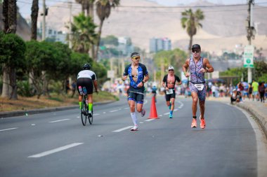 İRONMAN 70.3 Peru, Sporcular yarışıyor. 23 Nisan 2023 - LIMA, Peru