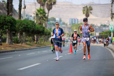 İRONMAN 70.3 Peru, Sporcular yarışıyor. 23 Nisan 2023 - LIMA, Peru